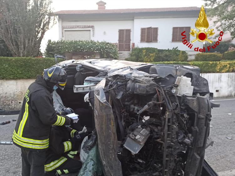 Lucca, auto con a bordo tre ragazzi si ribalta: morto 26enne