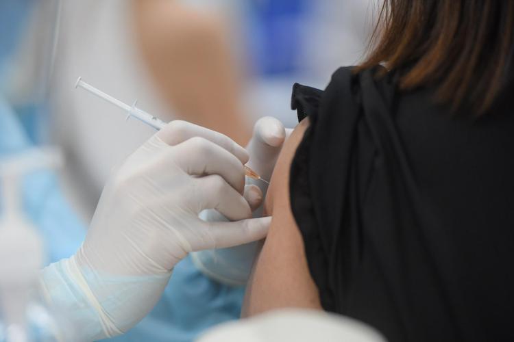 Vaccini covid, Codacons: dopo Burioni, 'siluro' a Bassetti