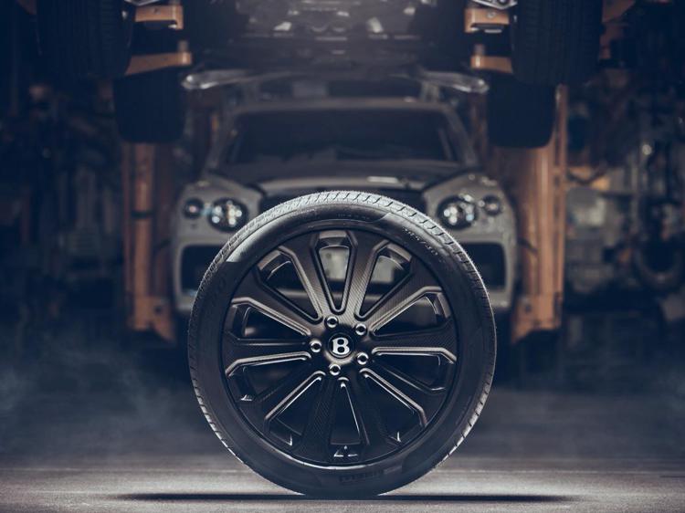 Bentley sviluppa per la Bentayga un nuovo cerchio in carbonio da 22”