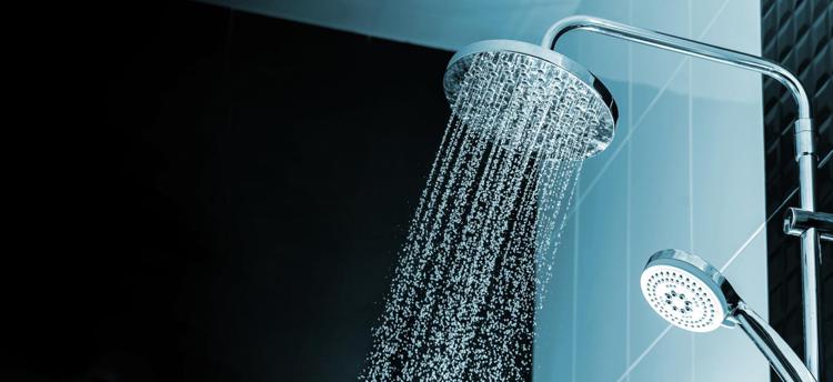 Le hit da cantare sotto la doccia per risparmiare 30 lt d'acqua