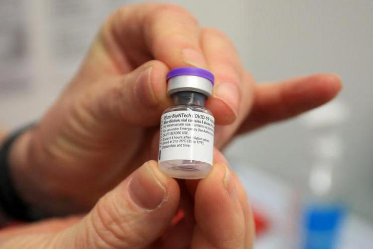 Vaccino covid Pfizer, terza dose aumenta efficacia contro variante Delta
