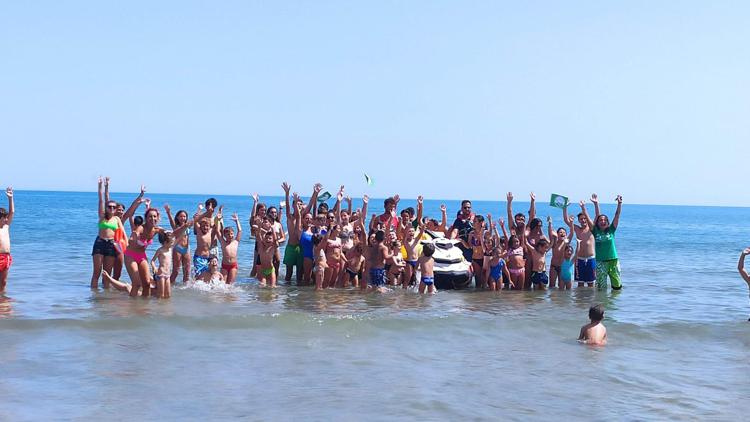 Foto festa in spiaggia Bandiera Verde Margherita di Savoia - Italo Farnetani
