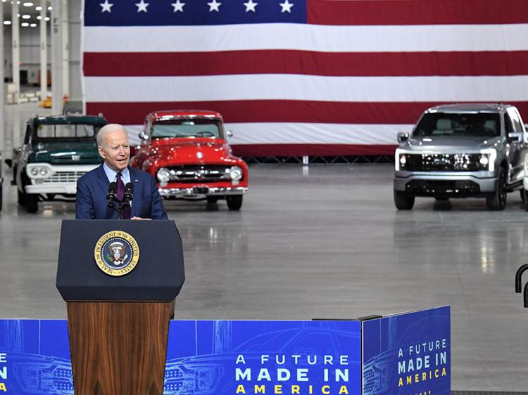 Il Presidente Biden chiede che entro il 2030 il 40% delle auto vendute siano EV