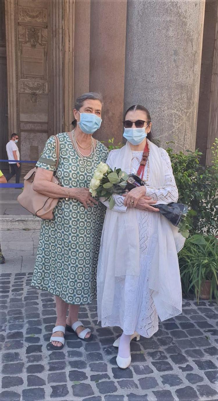 L'ultima apparizione di Carla Fracci, in piazza del Pantheon lo scorso anno, accanto a Paola Jorio, direttrice della scuola del Balletto di Roma.