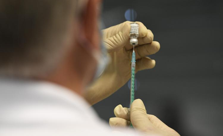Vaccino AstraZeneca, in Lombardia richieste danni per 10mila euro