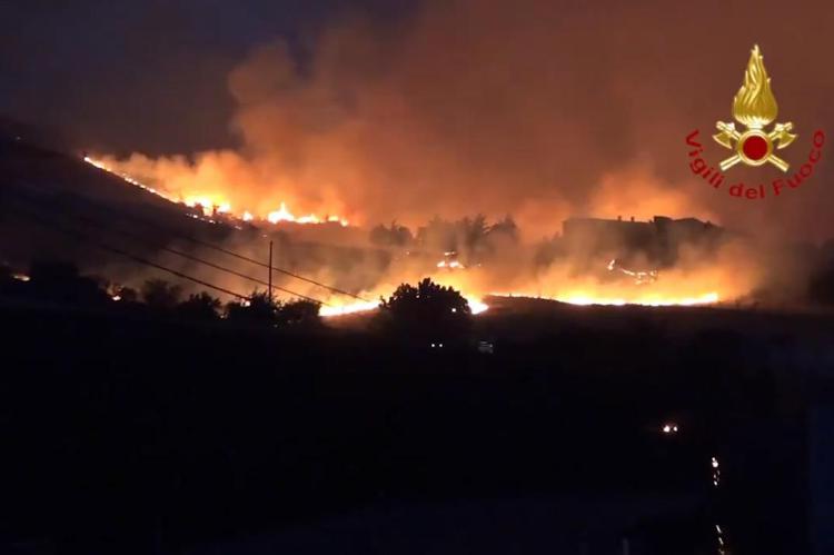 Italia assediata da caldo record e incendi, brucia il Sud