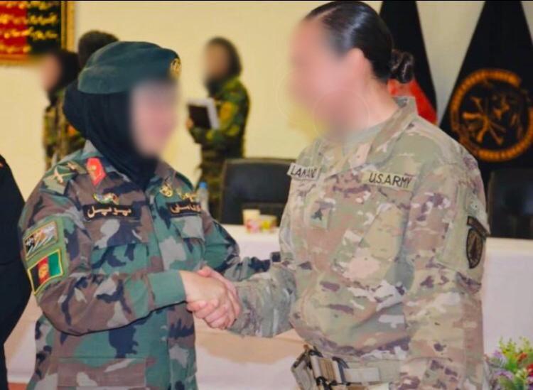 Afghanistan, donna soldato in aeroporto: 