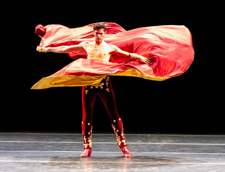 Il danzatore di flamenco Sergio Bernal con un abito dello stilista Roberto Capucci