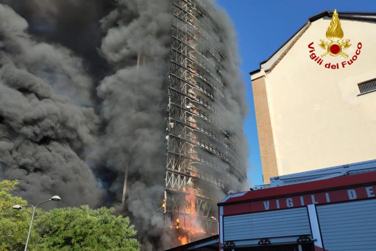 Milano, incendio in un palazzo di 15 piani