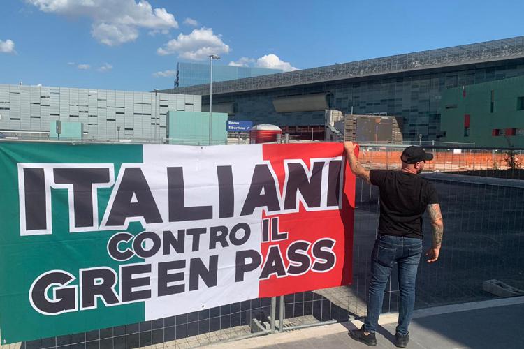 Lo striscione affisso dai militanti di Forza Nuova nei pressi della stazione Tiburtina di Roma (Adnkronos)