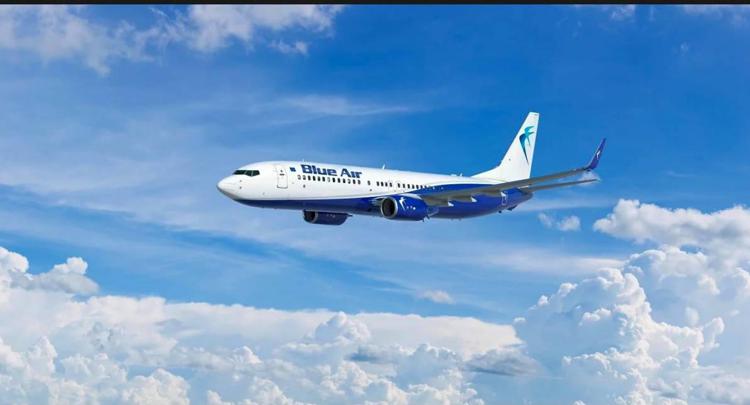 I passeggeri di Blue Air si vestono di blu e vincono con la nuova promozione Blue is the new black