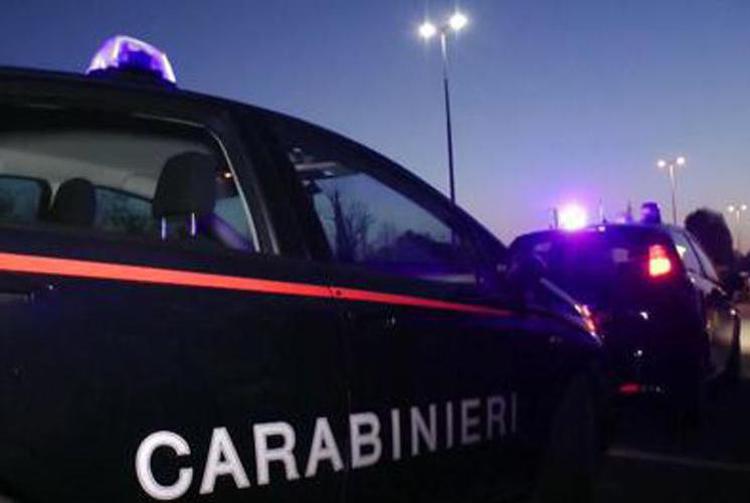 Urbino, 21enne causa incidente e fugge: alla vista dei carabinieri si uccide