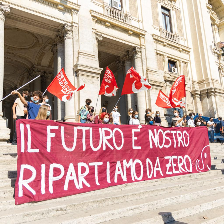 Scuola: 'il futuro è nostro, ripartiamo da zero', flash mob studenti in tutta Italia e davanti al Mi