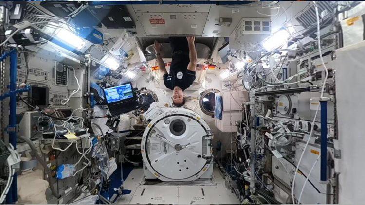 L'astronauta dell'Esa Thomas Pesquet sulla Iss (Foto ESA) 