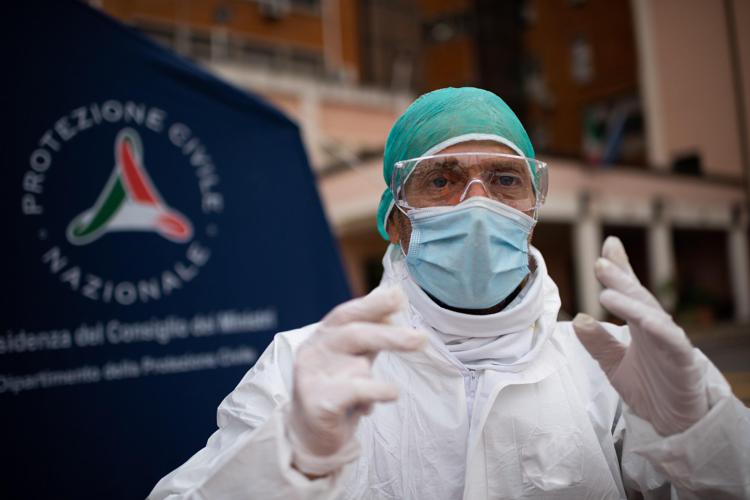 Covid, virologo Tarro: 'Mascherine solo per positivi e sanitari'