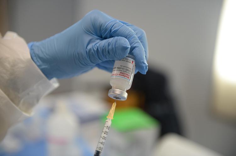 Vaccino covid evita ricovero, Moderna meglio di Pfizer: studio