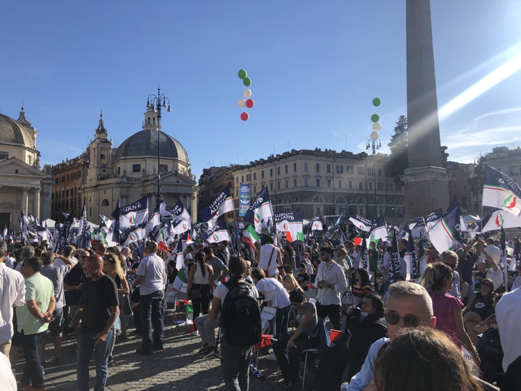 Roma, piazza del Popolo gremita attende il comizio di Meloni e Michetti