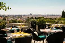 Tornano i turisti nella terrazza con vista di Settimo Roman Cuisine