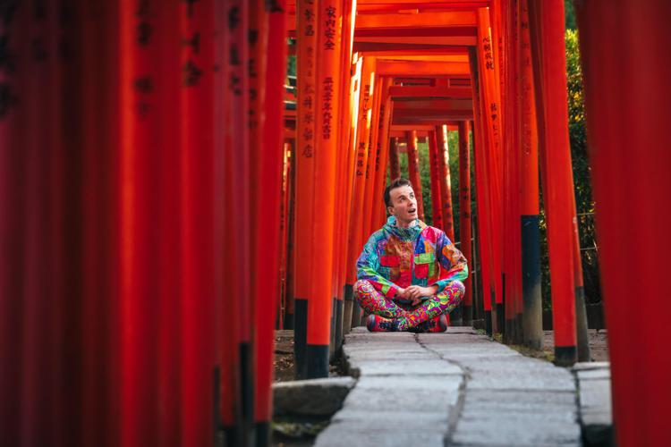 Marco Togni nel tunnel, costruito con migliaia di porte torii di color rosso, del santuario di Fshimi Inari