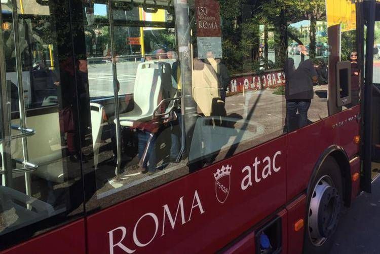 Roma, aggredisce autista Atac e rompe vetro a sassate