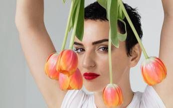 Insulti social ad Arisa dopo l'endorsement alla Meloni, la cantante: ''Rinuncio al Gay Pride''
