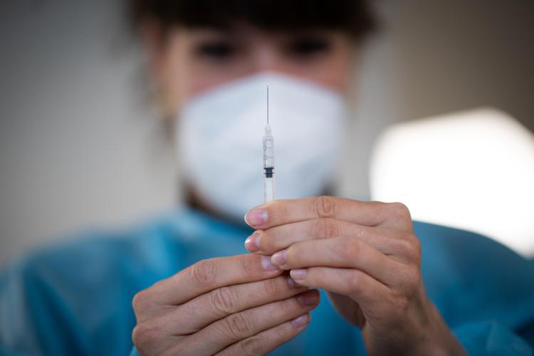 Covid, esperti: 'Per pazienti con Mici nessuna controindicazione a vaccino'