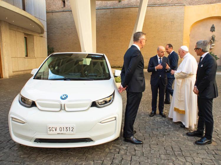 BMW Italia dona una i3 al Santo Padre
