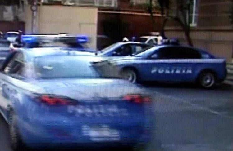 Roma, rapina negozio armato di machete: bloccato da poliziotti con taser