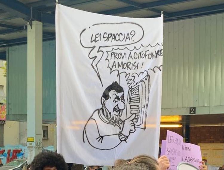 Milano, Salvini contestato: 