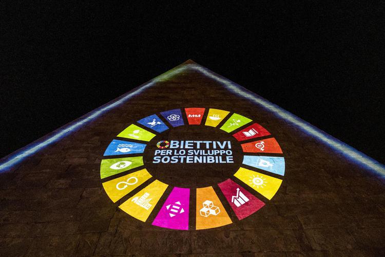 Acea illumina la Piramide Cestia con i simboli degli Obiettivi dell'Agenda 2030