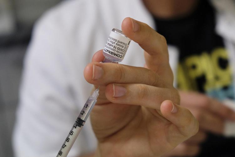 Vaccino e varianti, terza dose aumenta protezione fino a 44 volte