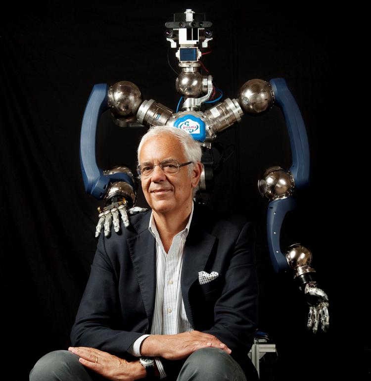Il robotico Bruno Siciliano con il suo robot RoDy Man (Foto Uff. Stampa Prisma Lab) 