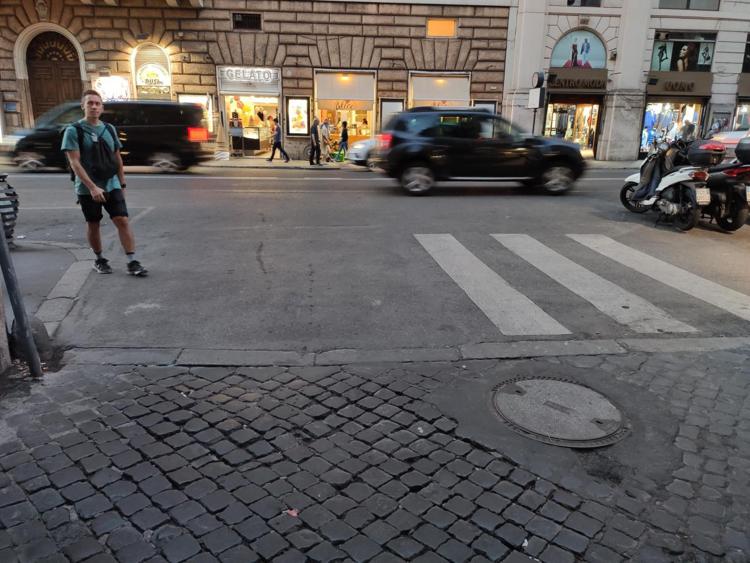 Roma, il mistero delle 'strisce pedonali interrotte' in tutta la città