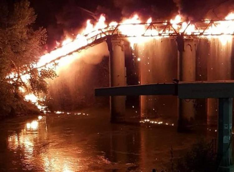 Roma, incendio devasta ponte dell'Industria - video