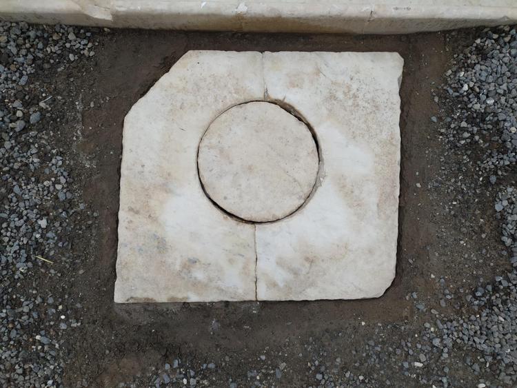 Pompei, rubato chiusino in marmo da Domus Sirico