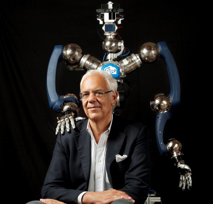 Il robotico Bruno Siciliano con il robot RodyMan (Foto Uff. Stampa Prisma Lab -Università Federico II di Napoli) 