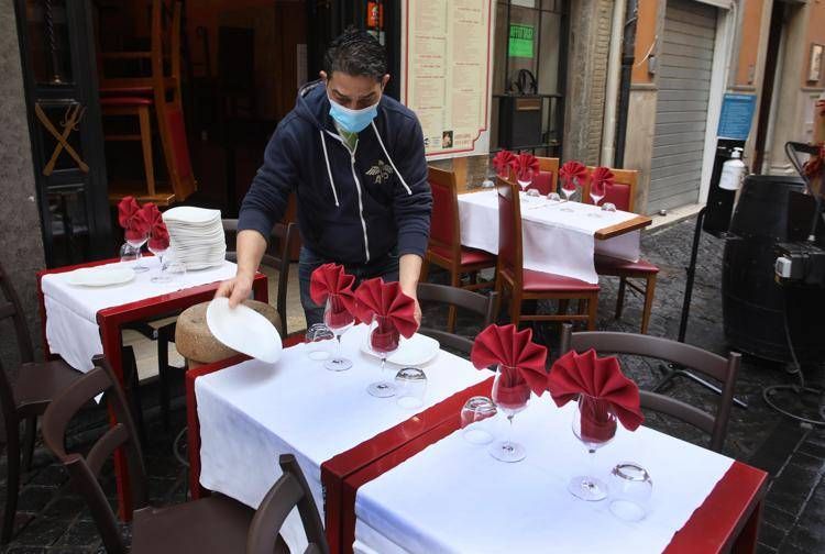 Covid Italia, Fipe: nel 2020 persi 243 mila posti