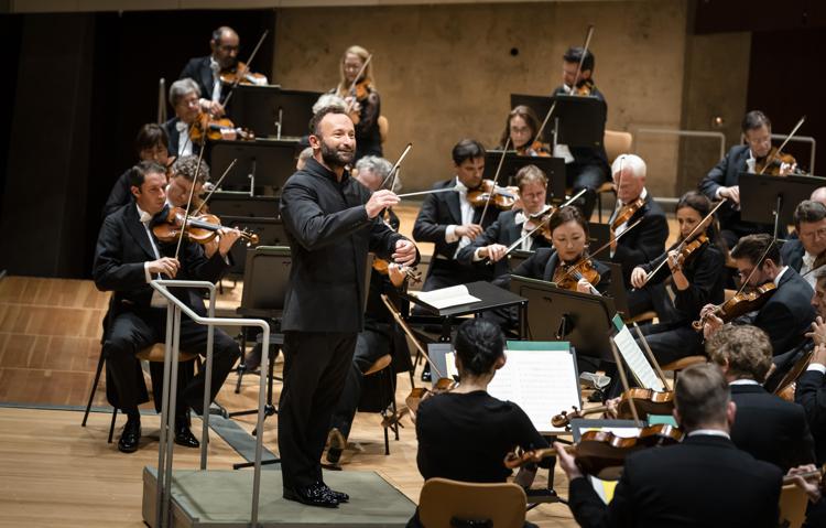 Kirill Petrenko e i Berliner Philharmoniker (foto Stephan Rabold)
