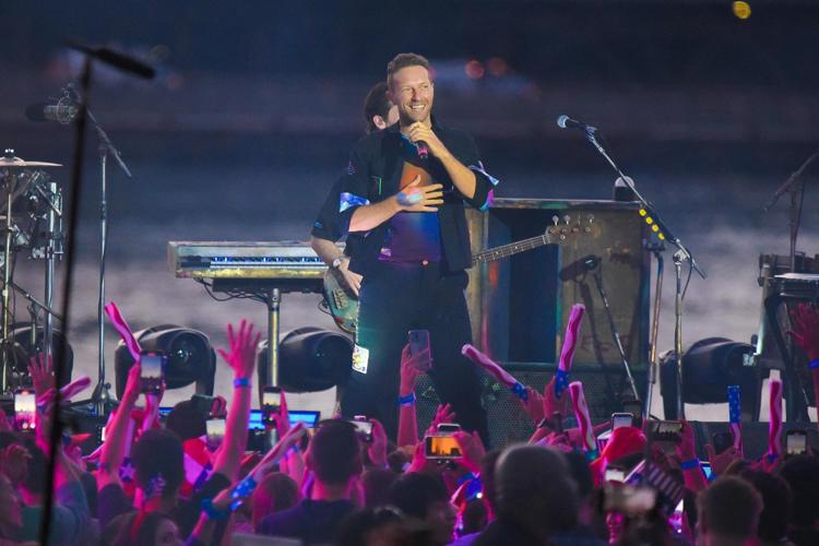 Chris Martin è malato, Coldplay rinviano concerti