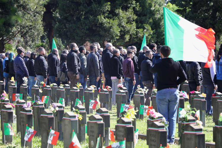 Saluto fascista al cimitero di Milano, per la Cassazione non è reato