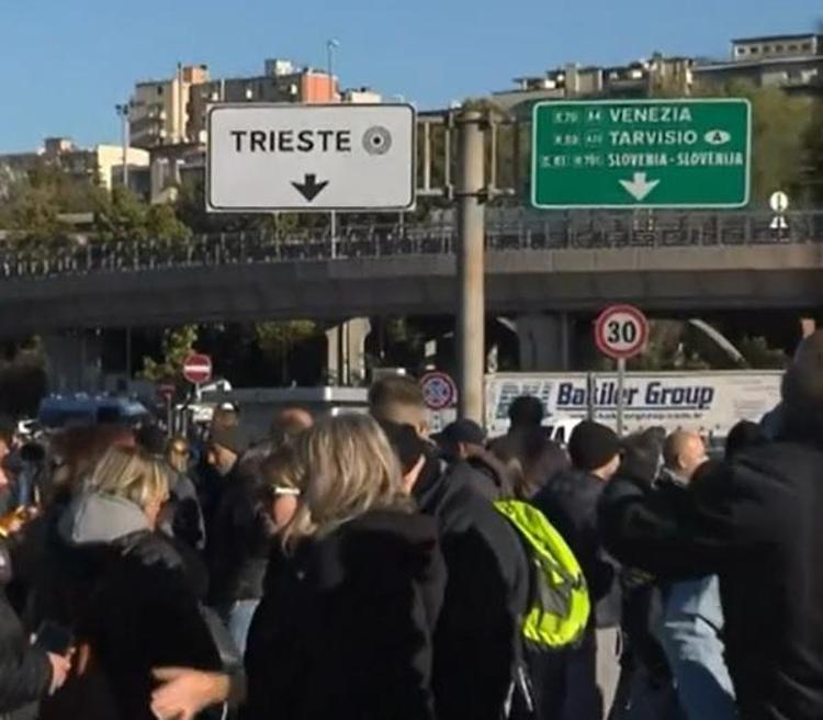 Green pass lavoro, proteste portuali Genova e presidio Trieste