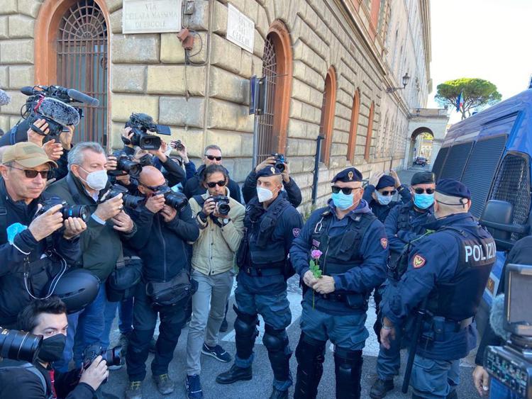 No Green pass Roma, donne regalano rose a poliziotti