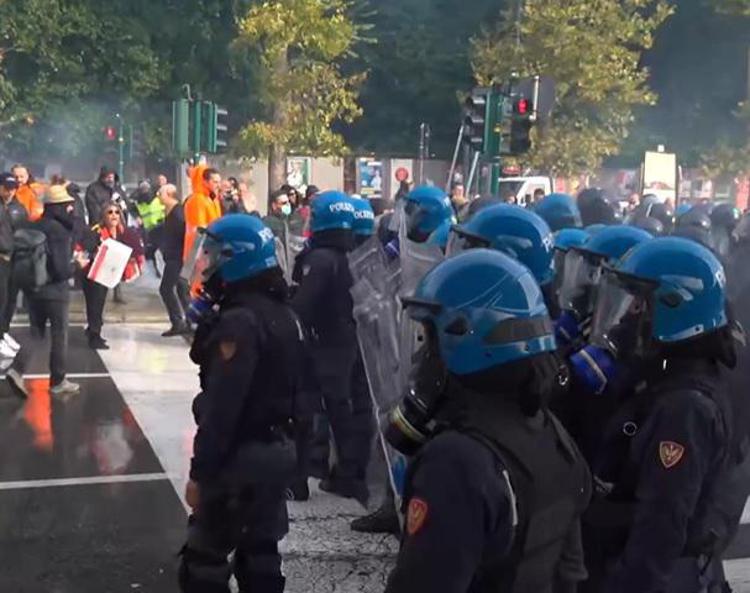 No green pass, sgombero porto Trieste con lacrimogeni e idranti