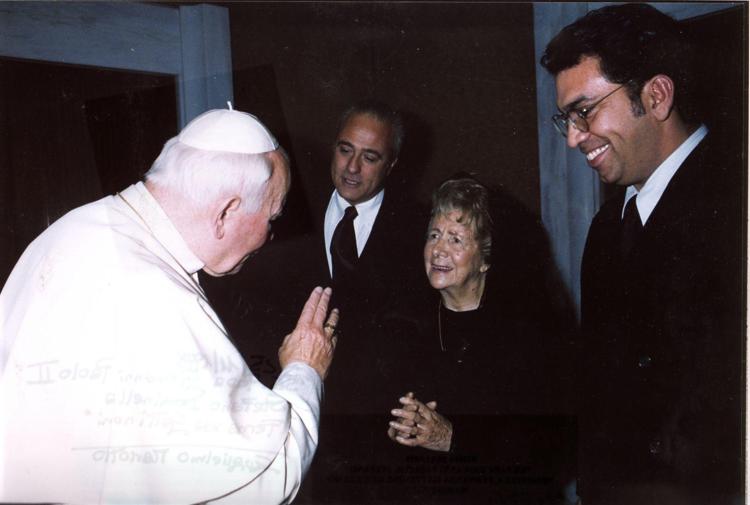 Fernanda Gattinoni ricevuta in udienza da Giovanni Paolo II accanto ad un giovanissimo Guillermo Mariotto e al presidente onorario della maison Gattinoni  Stefano Dominella