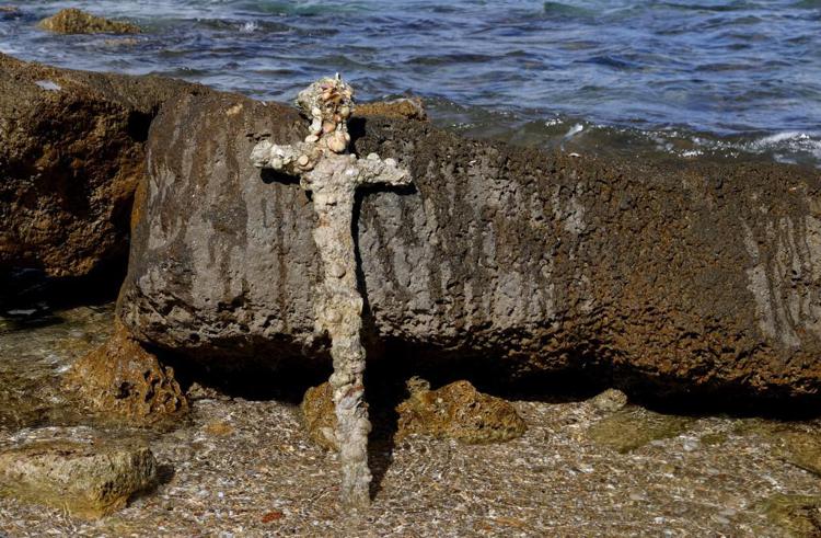 Spada di crociato ritrovata dopo 900 anni in fondo al mare