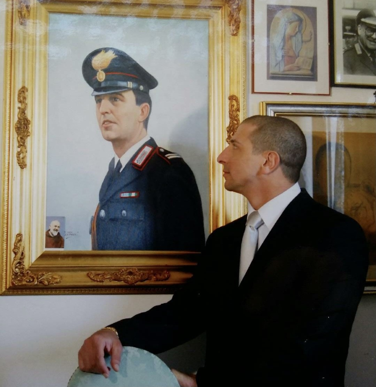 Fabio Lombardo davanti alla foto del padre 
