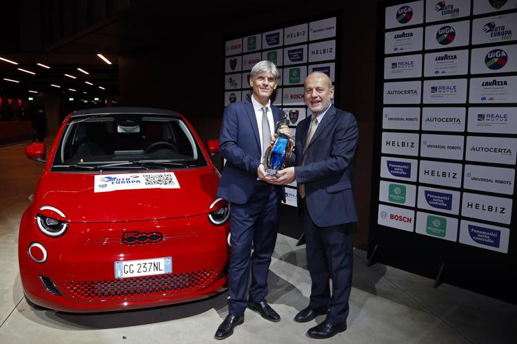 Alla nuova Fiat 500 elettrica il premio Auto Europa 2022