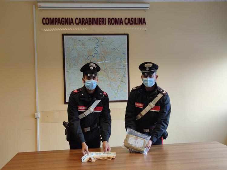 Roma, in auto con un panetto da 1,2 kg di cocaina: arrestato