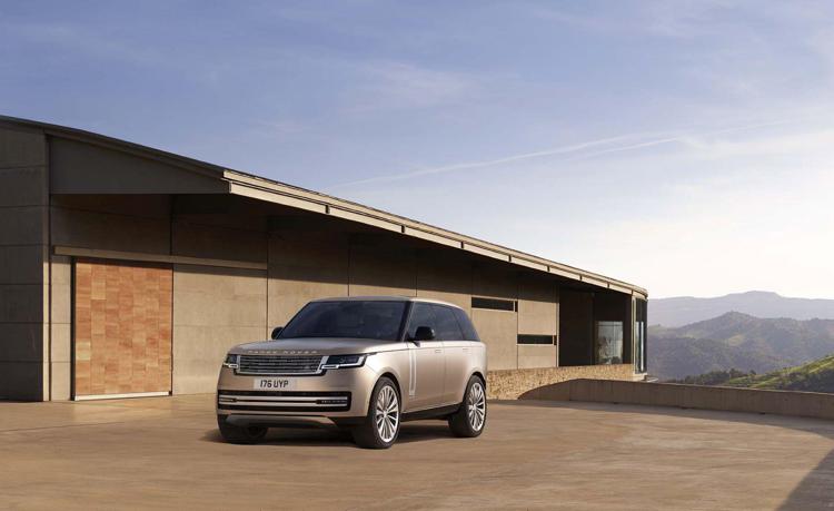 Ecco la nuova Range Rover, il 'lusso moderno' diventa più sostenibile