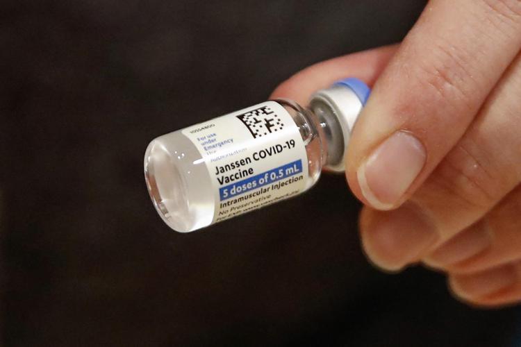 Vaccino Johnson & Johnson dura 2 mesi? Bassetti 'contro' Crisanti